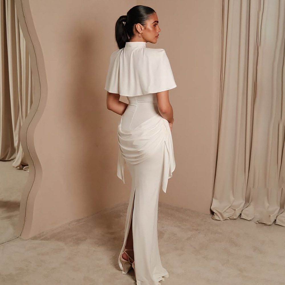 Conjunto de capa y vestido blancos