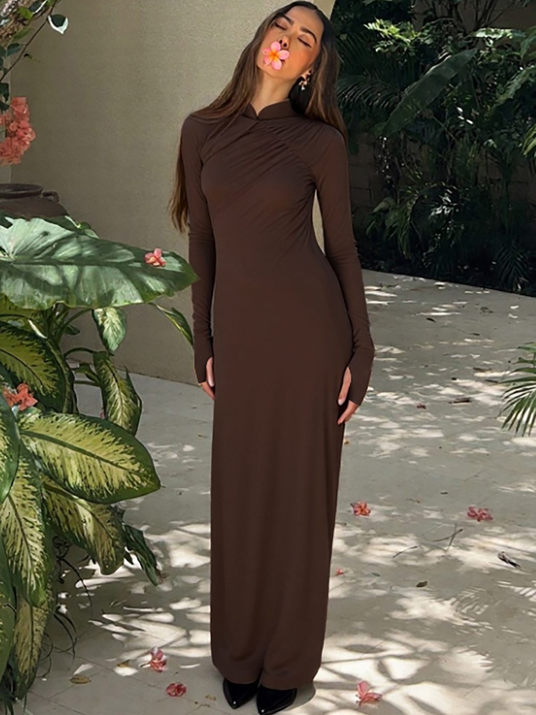 Schokoladenbraunes Maxikleid mit Stehkragen