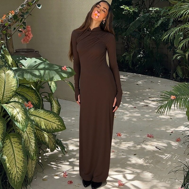 Schokoladenbraunes Maxikleid mit Stehkragen