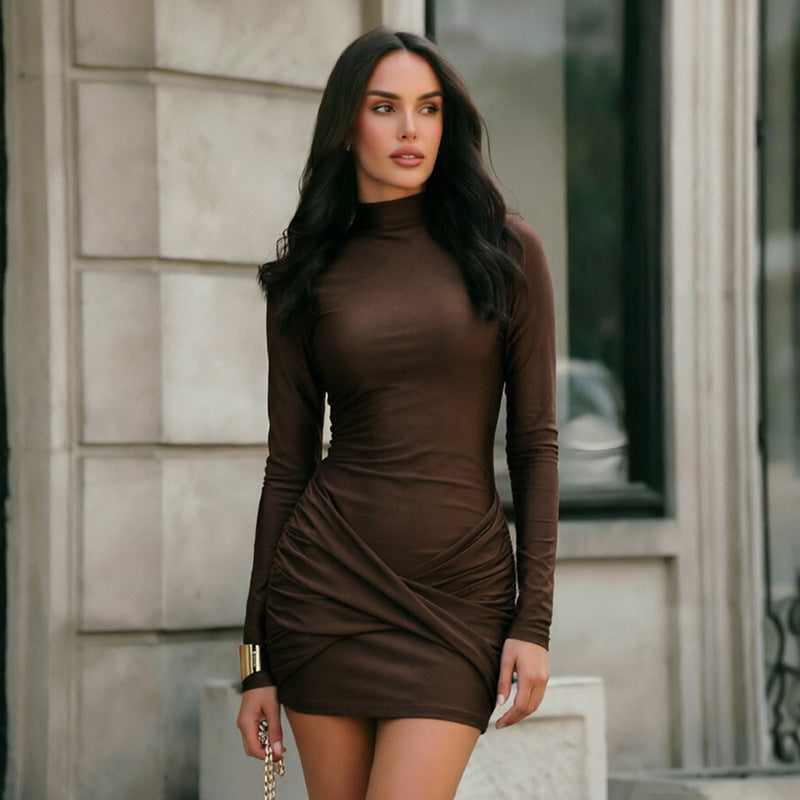 Kurzes Kleid mit Rollkragen und Raffung