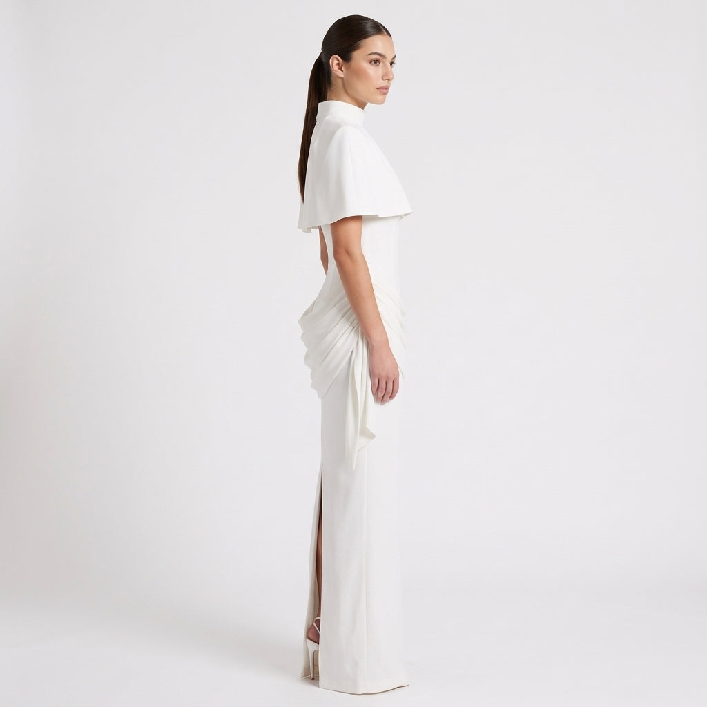 Conjunto de capa y vestido blancos