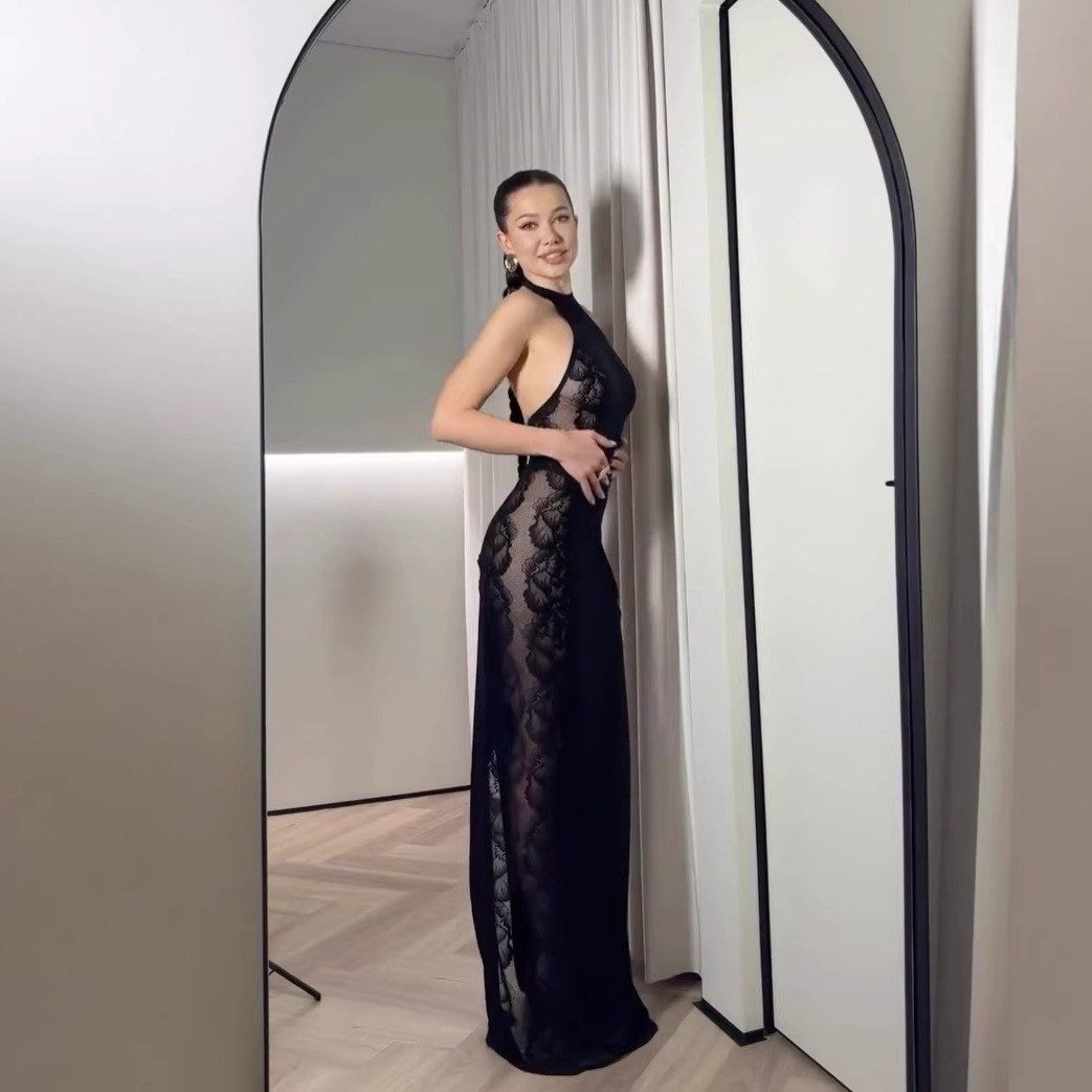 Maxi vestido de encaje con cuello halter