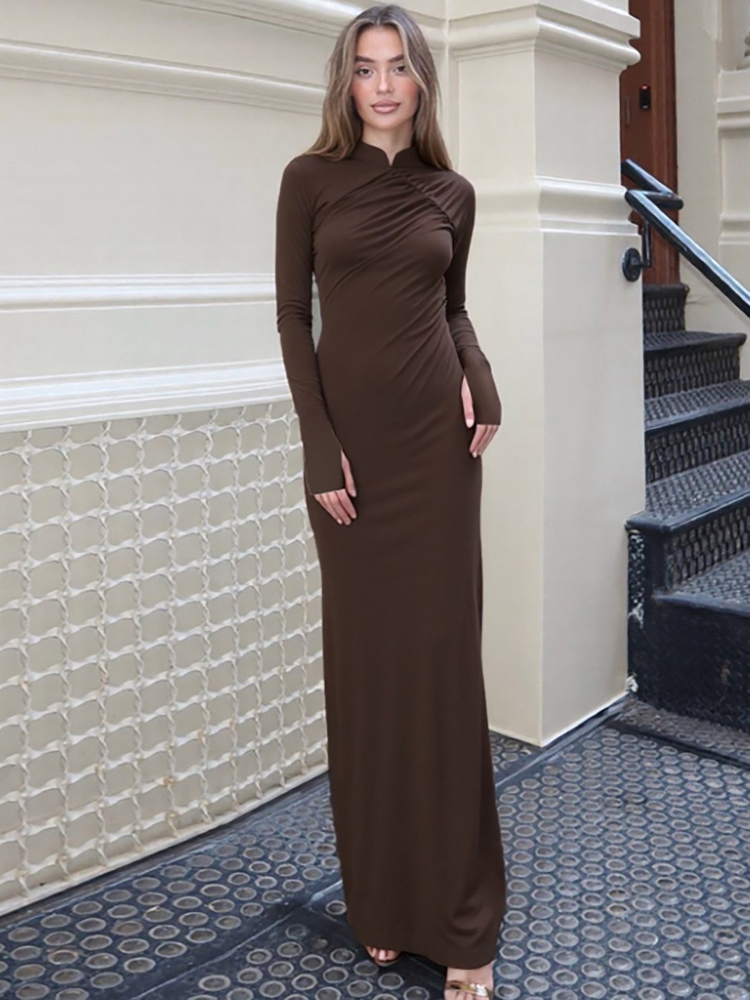 Schokoladenbraunes Maxikleid mit Stehkragen