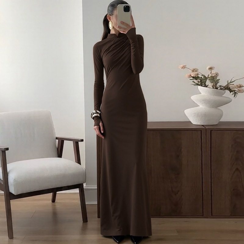 Schokoladenbraunes Maxikleid mit Stehkragen