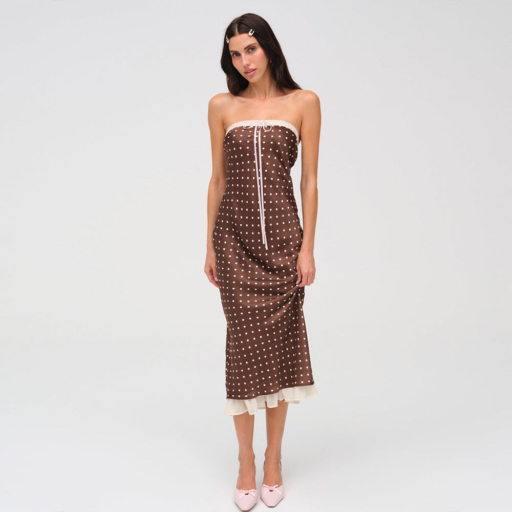 Gepunktetes trägerloses Midikleid