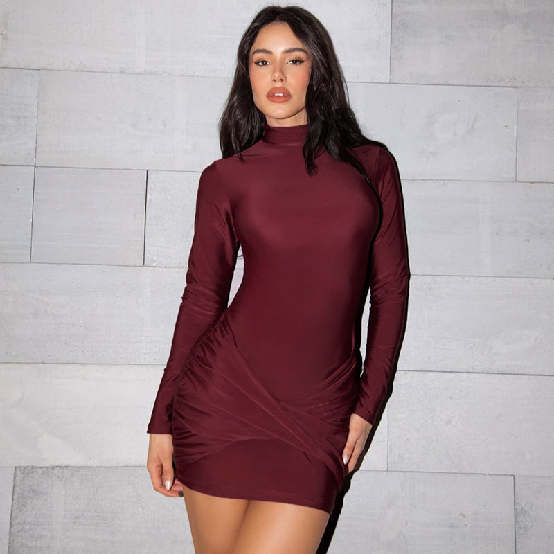 Kurzes Kleid mit Rollkragen und Raffung