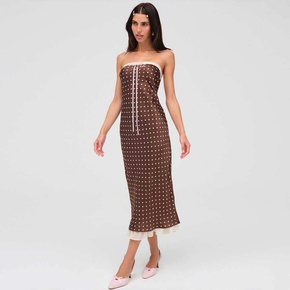 Gepunktetes trägerloses Midikleid