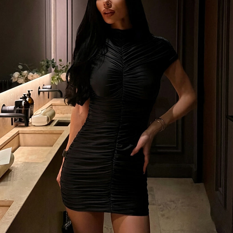 Vestido corto con mangas casquillo y detalle fruncido